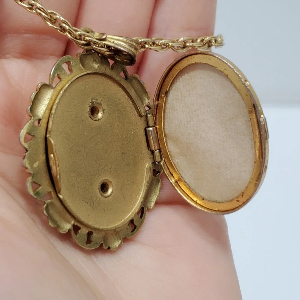 Vintage Beige & White Oval Cameo Locket Gold Tone Chain Victorian Style Necklace